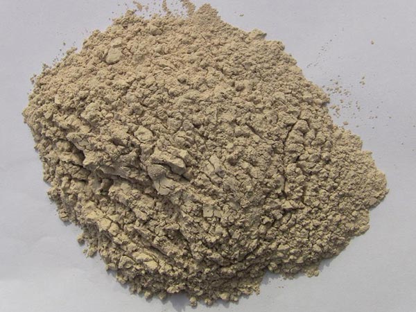 礬土性質(zhì) 礬土主要成分是氧化鋁，為煉鋁和耐火材料的主要原料。白色或灰白色，因含鐵而呈褐黃或淺紅色。密度3.45g/cm3，硬度1～3，不透明，質(zhì)脆。極難熔化，不溶于水，能溶于硫酸、氫氧化鈉溶液。 地區(qū)分布 中國鋁土礦資源比較豐富，在全國18個(gè)省、自治區(qū)、直轄市已查明鋁土礦產(chǎn)地205處，其中大型產(chǎn)地72處（不包括臺(tái)灣），主要分布在山西、山東、河北、河南、貴州、四川、廣西、遼寧、湖南等地。 投資前景 1.可用于煉鋁工業(yè)。用于國防、航空、汽車、電器、化工、日常生活用品等。 2.可用于精密鑄造。礬土熟料加工成細(xì)粉做成鑄模后精鑄。用于軍工、航天、通訊、儀表、機(jī)械及醫(yī)療器械部門。 3.可用于耐火制品。高鋁礬土熟料耐火度高達(dá)1780℃，化學(xué)穩(wěn)定性強(qiáng)、物理性能良好。 4.硅酸鋁耐火纖維。用于鋼鐵、有色冶金、電子、石油、化工、宇航、原子能、國防等多種工業(yè)，消防人員可用耐火纖維布做成衣服。 5.制造礬土水泥、研磨材料、陶瓷工業(yè)以及化學(xué)工業(yè)可制鋁的各種化合物。 鋁礬土磨粉制備 鋁礬土粉是選用煅燒過的熟鋁礬土礦石用雷蒙磨加工制成的細(xì)粉，粒度通常為100目-325目，在耐火材料行業(yè)得到了廣泛的應(yīng)用。通常加工的流程為先經(jīng)顎式破碎機(jī)進(jìn)行破碎，然后篩分進(jìn)入鋁礬土雷蒙磨或鋁礬土超細(xì)磨粉機(jī)中，進(jìn)行鋁礬土粉制備，使其應(yīng)用更加廣泛。