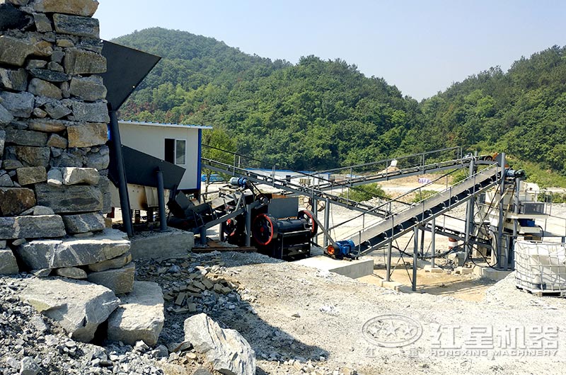 顎式細(xì)破碎機(jī)破碎現(xiàn)場(chǎng)，搭配制砂機(jī)使用